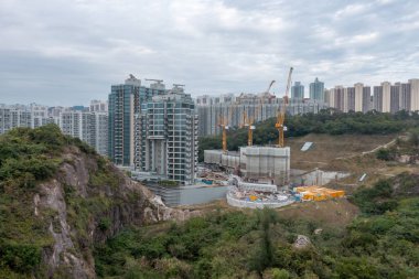 Cha Kwo Ling 'de 23 Ocak 2022' de bina ve vinç yapımı devam ediyor.,