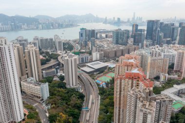 23 Ocak 2022 Kwun Tong Hong Kong şehri manzaralı.