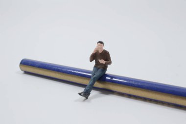 figür kalem üzerine otur, fikir alışverişinde bulun, arka plan iş konsepti olarak kullanarak sorunları tartışın