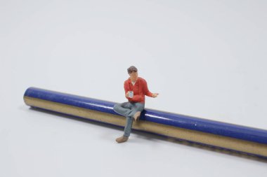 figür kalem üzerine otur, fikir alışverişinde bulun, arka plan iş konsepti olarak kullanarak sorunları tartışın