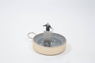 Mini insan pusulada Symposia ile konuşur.