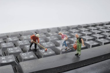 Temiz ekipman, klavyeyi temizleyen mini figür