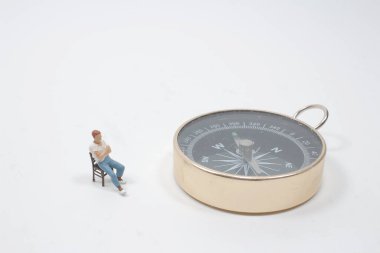 Pusula üzerinde beyaz arkaplanı olan bir maket.