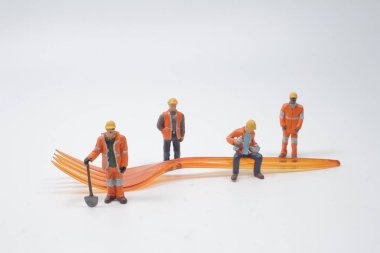 Çatalla çalışan mini insanlar.