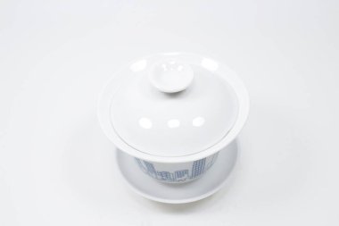 Beyaz arka planda Çin çay porseleni seti