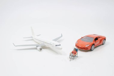 Sanal seyahat konsepti, minyatür adamların koltukta dinlenmesi.