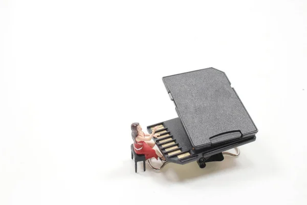 Міні Фігура Грає Картці Grand Piano — стокове фото