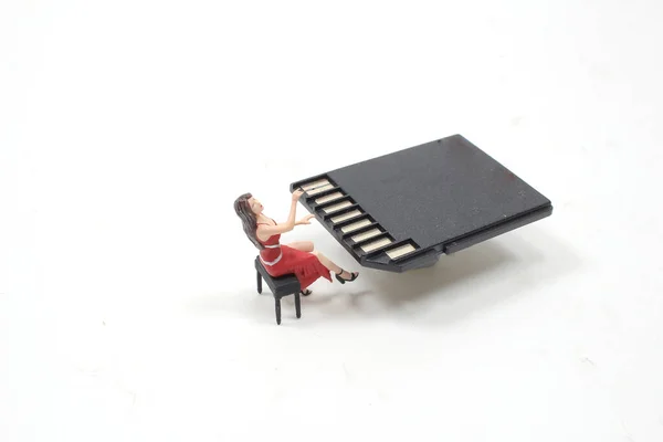 Μίνι Φιγούρα Παίζει Την Κάρτα Grand Piano — Φωτογραφία Αρχείου