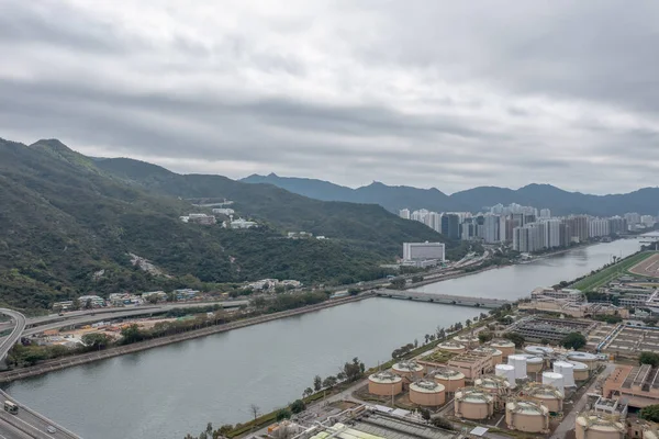 4 Şubat 2022. Shing Mun nehri yakınlarındaki yerleşim bölgesi binaları.,