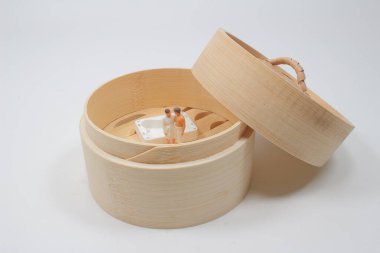 Mini figür buharlı saunanın tadını çıkarıyor.