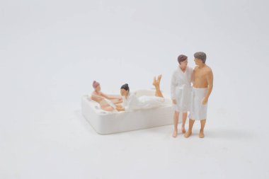 Banyo küvetli mini figür.