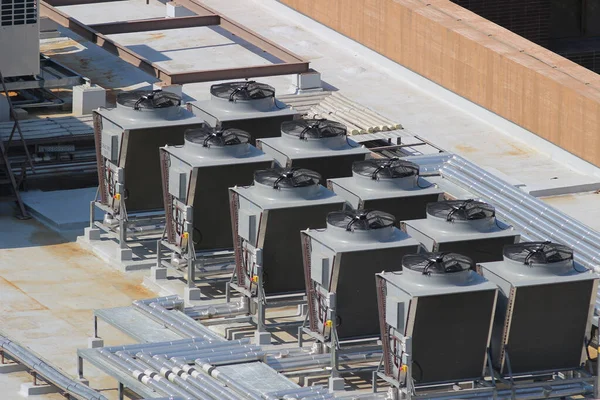 Hava kompresör makinesi bina arka planında kaidede