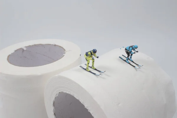 Esquiador Miniatura Paisaje Nevado Sobre Papel Higiénico — Foto de Stock