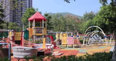 27 Şubat 2022 Boş Çocuklar için parkta oyuncaklarla eğlence ve dinlenme aktivitesi