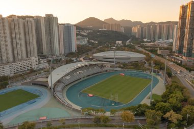 8 Mart 2022 binaları ve ön planda Tseung Kwan O Sports Ground
