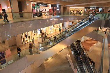20 Nisan 2021 'de Citygate Outlets, Tung Chung' da lüks marka mağazaları var.
