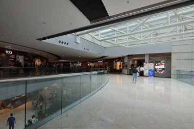 20 Nisan 2021 'de Citygate Outlets, Tung Chung' da lüks marka mağazaları var.