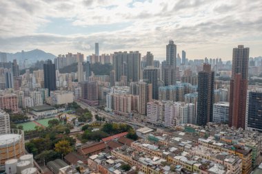 12 Mart 2022, 13 Sokak 'taki Tong Lau grubu, Ma Tau Kok Yolu.
