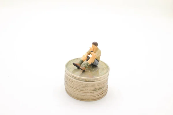 Figurine Miniature Homme Affaires Assis Sur Dessus Pile — Photo
