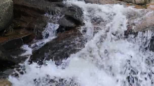 Vattenflödet Vid Silvermines Vattenfall Lantau — Stockvideo
