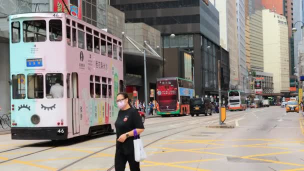 2021年5月18日香港の忙しい中西部地区の路面電車 — ストック動画