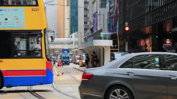 2021年5月18日香港の忙しい中西部地区の路面電車 — ストック動画