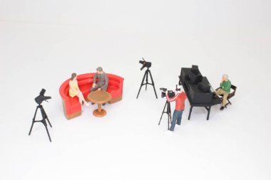 Sunucular ve kamera operatörü stüdyoda çalışıyor. Haber yayını