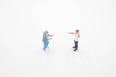 Beyaz arka planda orta parmakları gösteren mini figür