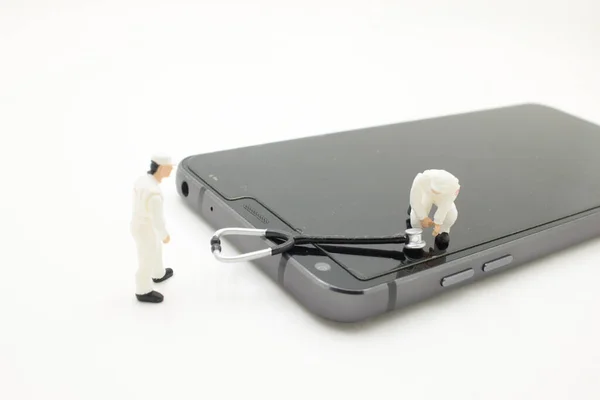 Trabajador Miniatura Smartphone Con Estetoscopio —  Fotos de Stock