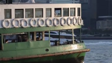 13 Kasım 2021, Hong Kong Star Feribotu Victoria Limanı 'ndan geçiyor.