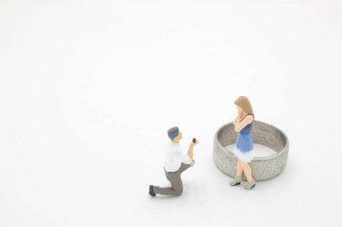 Adam yüzüklü kadına evlenme teklif ediyor.