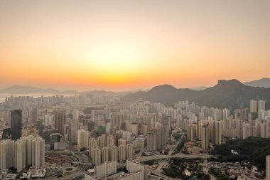 3 Nisan 2022 Kowloon bölgesi üzerinde Lion Rock tepesi ile gökyüzü