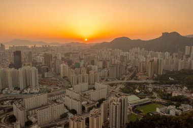 3 Nisan 2022 Kowloon bölgesi üzerinde Lion Rock tepesi ile gökyüzü