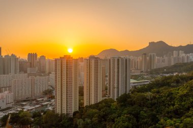 3 Nisan 2022 Kowloon bölgesi üzerinde Lion Rock tepesi ile gökyüzü