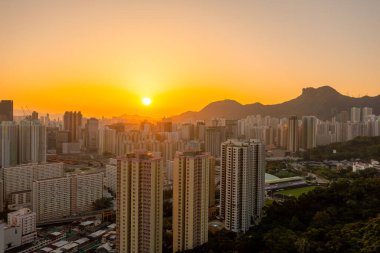 3 Nisan 2022 Kowloon bölgesi üzerinde Lion Rock tepesi ile gökyüzü