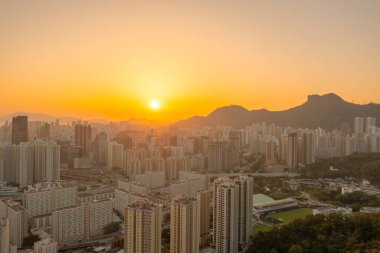 3 Nisan 2022 Kowloon bölgesi üzerinde Lion Rock tepesi ile gökyüzü