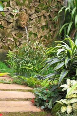 Çiçek fuarındaki Tayland tarzı bahçeler.