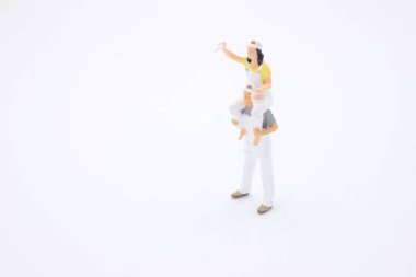 Boyacı adam boyası, boya silindiri ve kovayla