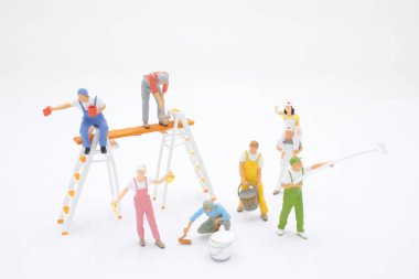 Boyacı adam boyası, boya silindiri ve kovayla