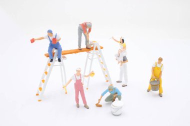 Boyacı adam boyası, boya silindiri ve kovayla