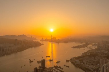 9 Nisan 2022 Akşam saatlerinde Victoria Limanı, Devil Peak manzarası