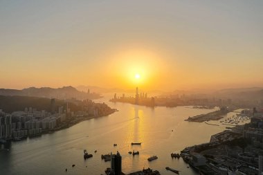 9 Nisan 2022 Akşam saatlerinde Victoria Limanı, Devil Peak manzarası