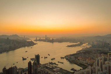 9 Nisan 2022 Akşam saatlerinde Victoria Limanı, Devil Peak manzarası