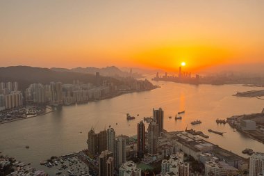 9 Nisan 2022 Akşam saatlerinde Victoria Limanı, Devil Peak manzarası