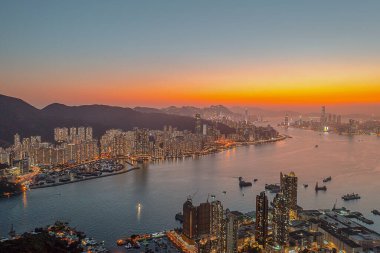 9 Nisan 2022 Akşam saatlerinde Victoria Limanı, Devil Peak manzarası