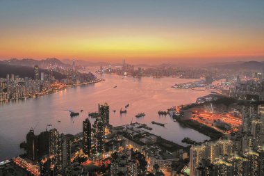 9 Nisan 2022 Akşam saatlerinde Victoria Limanı, Devil Peak manzarası