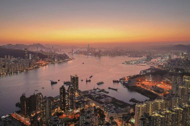 9 Nisan 2022 Akşam saatlerinde Victoria Limanı, Devil Peak manzarası