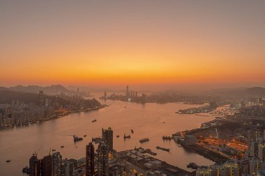 9 Nisan 2022 Akşam saatlerinde Victoria Limanı, Devil Peak manzarası