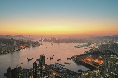 9 Nisan 2022 Akşam saatlerinde Victoria Limanı, Devil Peak manzarası