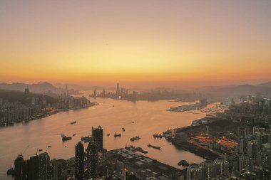 9 Nisan 2022 Akşam saatlerinde Victoria Limanı, Devil Peak manzarası